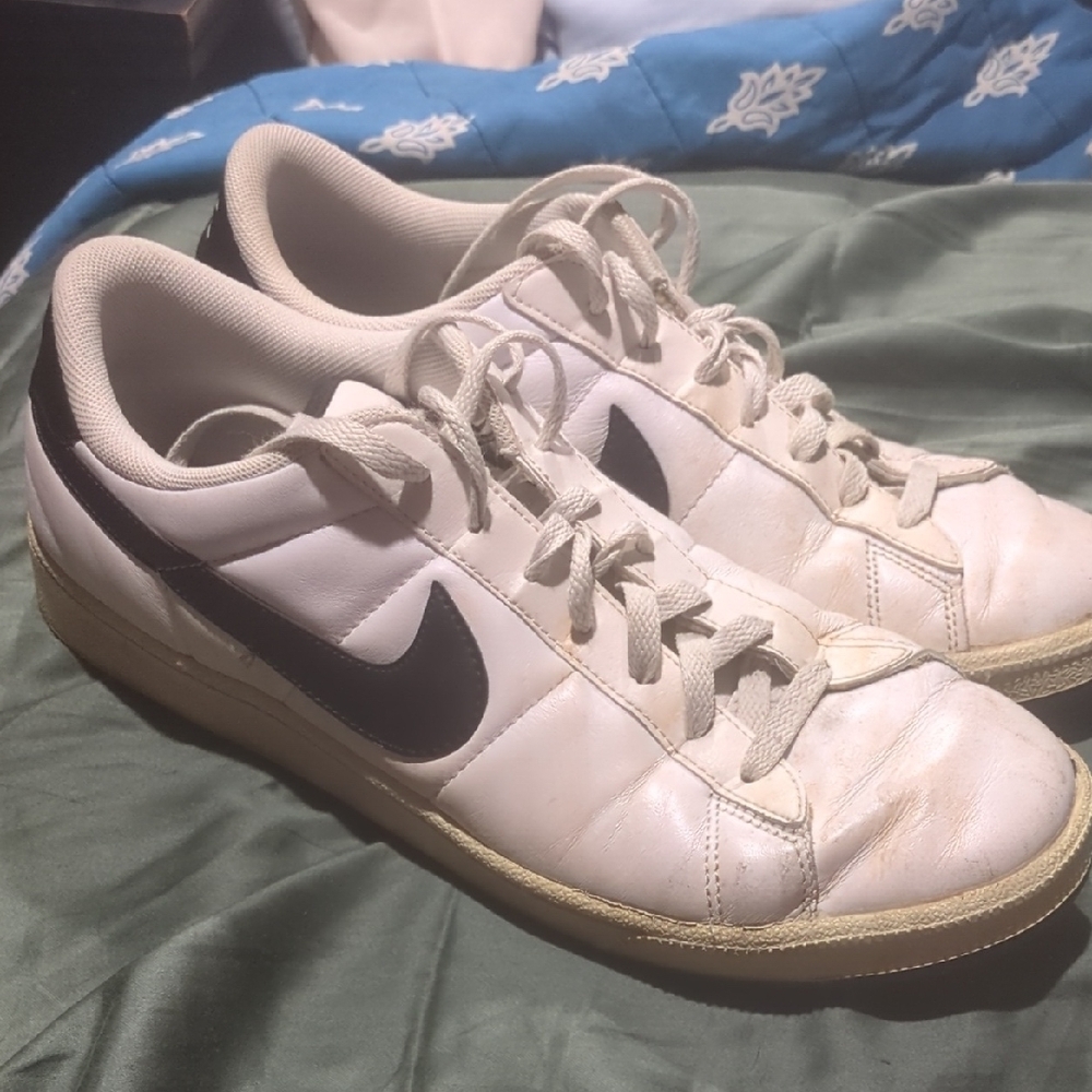 Nike White and Black Classic Sneakers